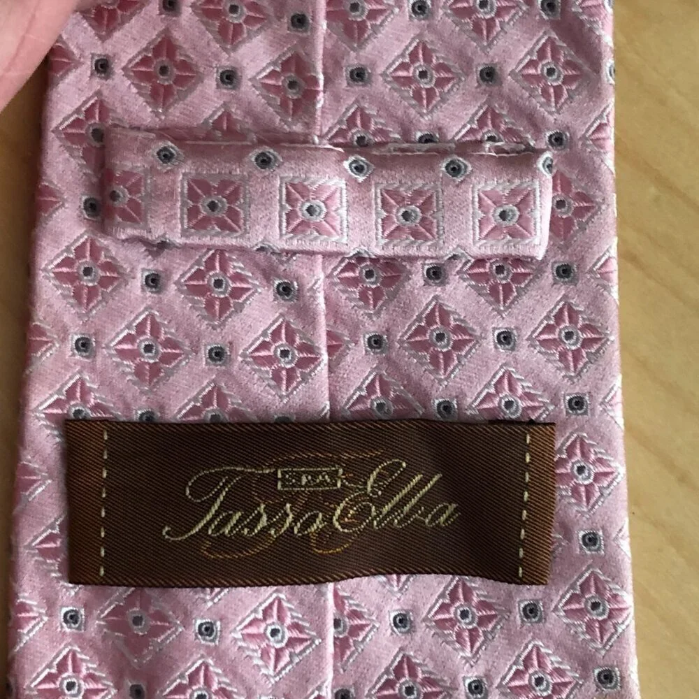 Tasso Elba Spa Hand Crafted Pink Diamond Floral 100% Silk Necktie
